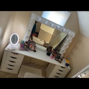 Makeup vanity